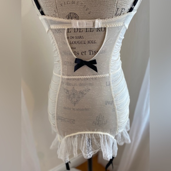 Victoria’s Secret intimates white cotton lace bodice with black details - Picture 12 of 12